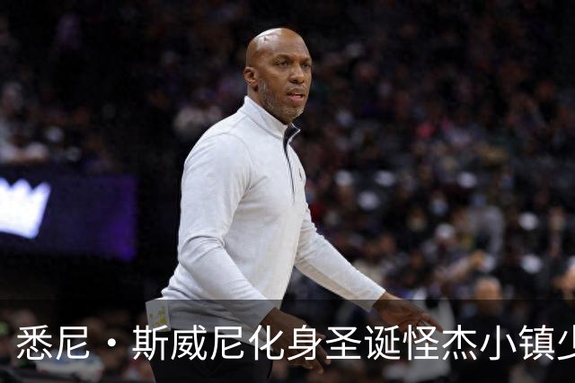 悉尼·斯威尼化身圣诞怪杰小镇少女，内衣广告提前过节